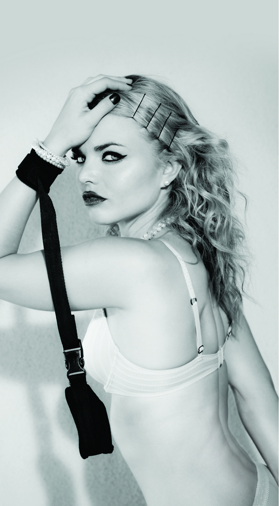 Handcuffs never felt so good! The Sex and Mischief Adjustable Handcuff are soft and sturdy cuffs with easy on and off closures that connect with a nylon strap that adjusts to up to 2 feet. So much fun