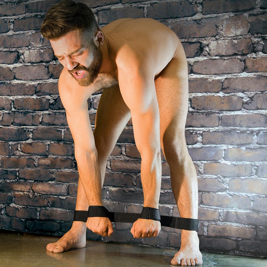 Bondage Bar is a restraint system that combines wrist and ankle cuffs and a 24 inches hard spreader bar. A classic bondage item is now out of the dungeon and in your bedroom. Soft